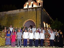 Andrés Manuel López Obrador posa junto a los premios Nobel, en el marco de la XVII Cumbre Mundial de Premios Nobel de la Paz, en la ciudad de Mérida. EFE/Presidencia de México