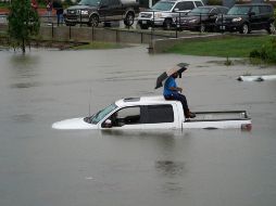 Un conductor que quedó varado ayer en una calle inundada en Houston. AP/ARCHIVO