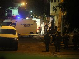 Forenses en el sitio donde un grupo armado realizó el ataque en Cuernavaca. EFE