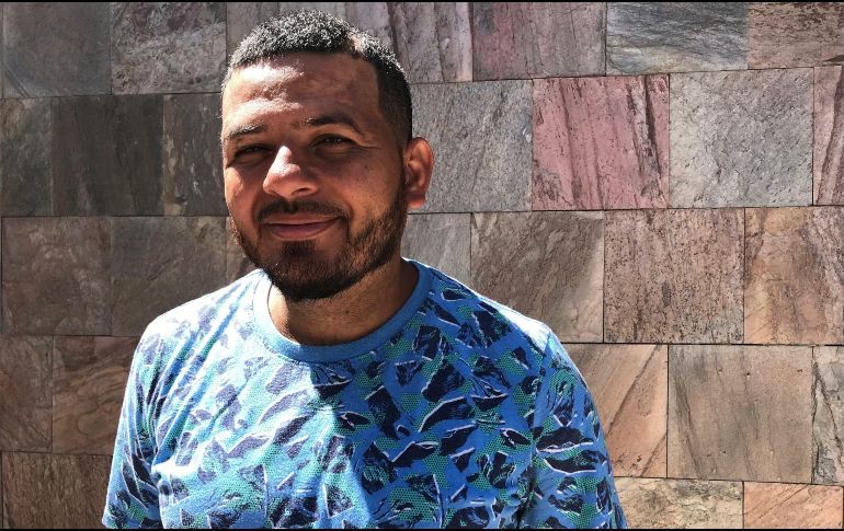 Douglas Oviedo cree que su historia puede inspirar a los miles de migrantes bajo el programa MPP que esperan en la frontera de México. EFE/I. García