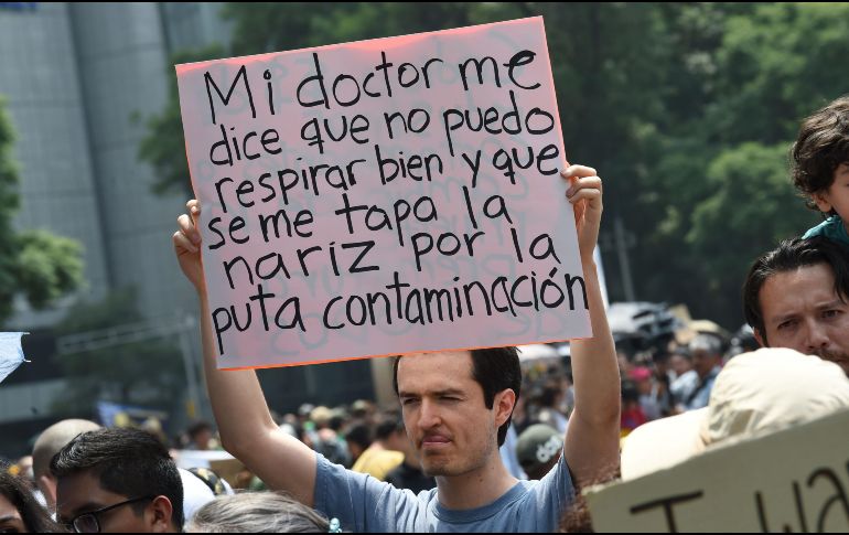 Los inconformes se concentraron en la glorieta del Ángel de la Independencia, de donde partieron con dirección al oriente de la capital. AFP/R. Arangua