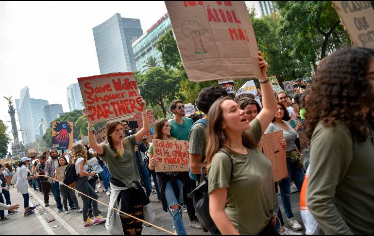 Los inconformes se concentraron en la glorieta del Ángel de la Independencia, de donde partieron con dirección al oriente de la capital. AFP/R. Arangua