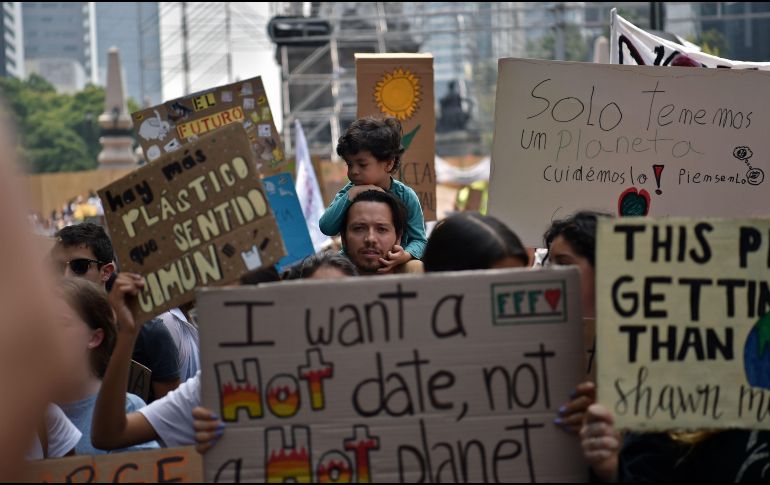 Los inconformes se concentraron en la glorieta del Ángel de la Independencia, de donde partieron con dirección al oriente de la capital. AFP/R. Arangua