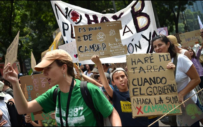 Los inconformes se concentraron en la glorieta del Ángel de la Independencia, de donde partieron con dirección al oriente de la capital. AFP/R. Arangua