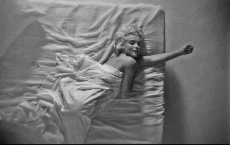 Las imágenes se capturaron con un punto de vista cenital, y en ellas se puede ver a la actriz, envuelta en una sábana blanca, dejando al aire un brazo y mirando a la cámara. ESPECIAL / D. Kirkland