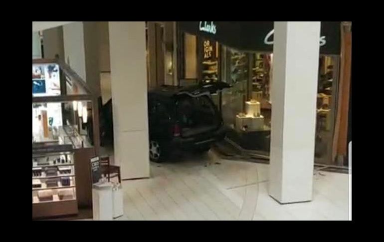 Todas las tiendas del centro comercial permanecen cerradas debuido al incidente. TWITTER/@EricCoxTV