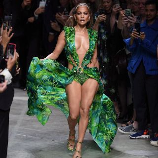 JLo arrasa en el desfile de Versace con vestido que usó en el 2000