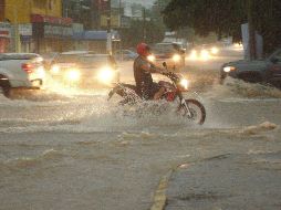 El apoyo comprende la operación de dos retroexcavadoras, dos payloaders, dos volteos, tres tráileres y dos motoconformadoras. EFE/J. Cruz