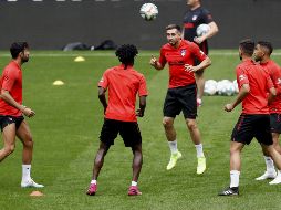 Héctor Herrera (centro) lució participativo en la práctica de ayer con los Colchoneros. EFE/Ballesteros