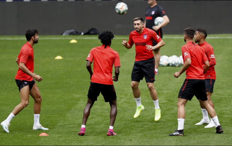 Héctor Herrera (centro) lució participativo en la práctica de ayer con los Colchoneros. EFE/Ballesteros