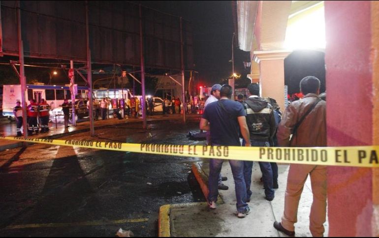 Entre las víctimas está uno de los meseros que servía unos tragos en una de las mesas. También lo rematan. EL INFORMADOR / ARCHIVO