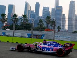 Pérez se estancó en la Q2 en el lugar 11, no obstante un percance sufrido en la tercera sesión libre lo obligó a cambiar la caja de cambios de su monoplaza, por lo que fue castigado con cinco posiciones. EFE / D. Azubel