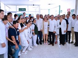 El Presidente convivió con personal médico del hospital rural del IMSS de la comunidad de Oxkutzcab. NTX/ESPECIAL