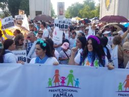 El contingente salió de los Arcos de Guadalajara en medio de banderines, pañuelos y consignas a favor de la familia tradicional. EL INFORMADOR/F. Atilano