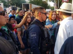 Personal de la CEDHJ y la Policía de Guadalajara intervino para evitar que los asistentes se confrontaran de manera física. EL INFORMADOR/R. Bobadilla