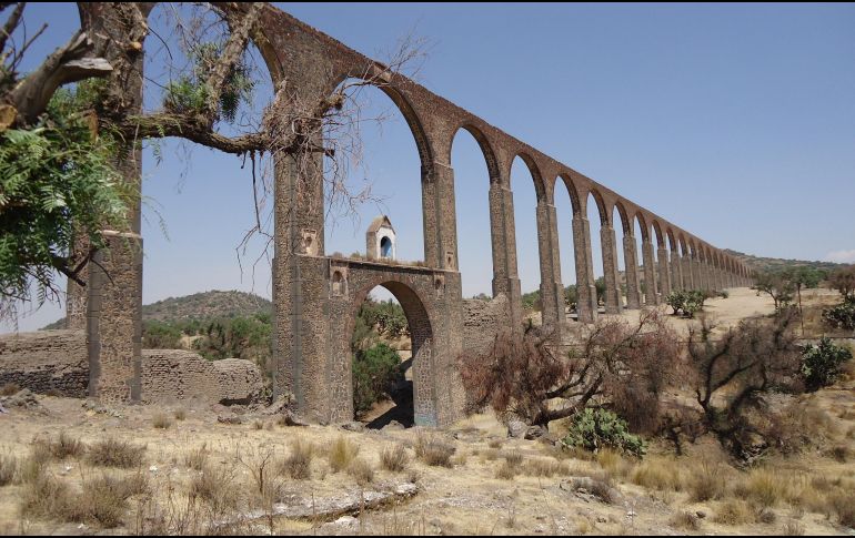 Acueducto. Conducto para transportar agua, generalmente en grandes cantidades para abastecer a una población. ESPECIAL