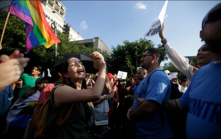 El contingente salió de los Arcos de Guadalajara en medio de banderines, pañuelos y consignas a favor de la familia tradicional. EL INFORMADOR/F. Atilano