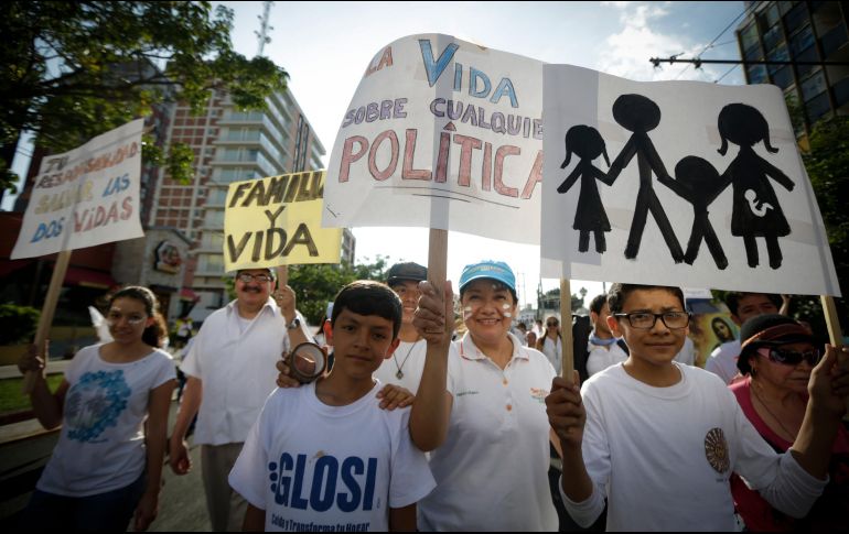 El contingente salió de los Arcos de Guadalajara en medio de banderines, pañuelos y consignas a favor de la familia tradicional. EL INFORMADOR/F. Atilano