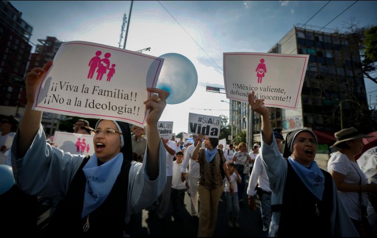 El contingente salió de los Arcos de Guadalajara en medio de banderines, pañuelos y consignas a favor de la familia tradicional. EL INFORMADOR/F. Atilano