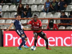 El jugador Roberto de la Rosa, de Pachuca (i), disputa el balon con Kevin Balanta, de Tijuana (d), durante el encuentro de este sábado. EFE/D. Martínez