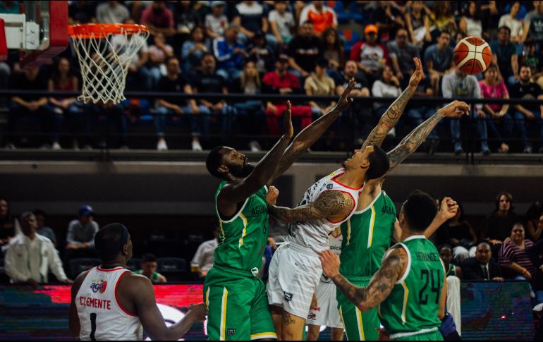 Fue un juego reñido en el que nunca hubo una ventaja holgada. EL INFORMADOR/G. Gallo