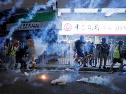 Los manifestantes se retiraron rápidamente tan pronto como la policía disparó gas lacrimógenos y balas de goma. AP/K. Cheung