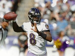 Lamar Jackson ha arrancado la campaña con siete pases de anotación, misma cantidad que acumula su rival de hoy, Patrick Mahomes. AFP/T. Olszewski