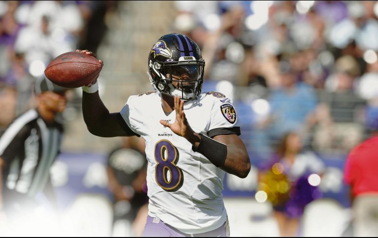 Lamar Jackson ha arrancado la campaña con siete pases de anotación, misma cantidad que acumula su rival de hoy, Patrick Mahomes. AFP/T. Olszewski