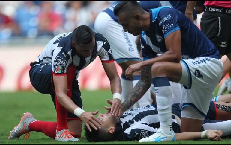El defensor Montes quedó conmocionado luego de recibir un cabezazo del defensa central, Maximiliano Perg. IMAGO7