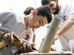 Cada domingo el colectivo se reúne para hacer percheros. EL INFORMADOR / A. Camacho