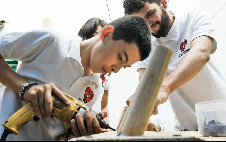 Cada domingo el colectivo se reúne para hacer percheros. EL INFORMADOR / A. Camacho