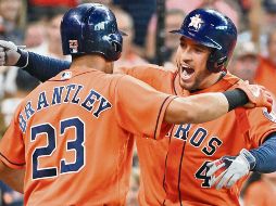 George Springer (derecha) fue pieza fundamental para que los Astros aseguraran un nuevo título divisional al conectar tres vuelacercas. AP 