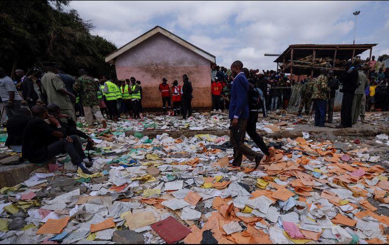 Tras el cierre del centro escolar, autoridades investigan las causas del percance. EFE / D. Kurokawa