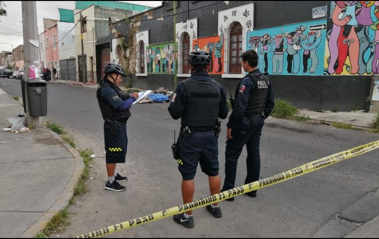 El cadáver fue trasladado al Servicio Médico Forense para determinar las causas de muerte y tomar elementos para su identificación. ESPECIAL/