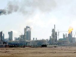 López Obrador dijo que la inversión actual para reconfigurar a las seis refinerías es de 12 mil 500 millones de pesos, con lo cual se inició un proceso de rehabilitación de los complejos y se ha permitido aumentar la capacidad de producción al 50%. NTX / ARCHIVO