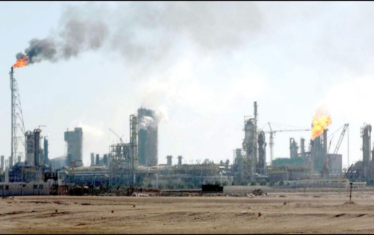 López Obrador dijo que la inversión actual para reconfigurar a las seis refinerías es de 12 mil 500 millones de pesos, con lo cual se inició un proceso de rehabilitación de los complejos y se ha permitido aumentar la capacidad de producción al 50%. NTX / ARCHIVO