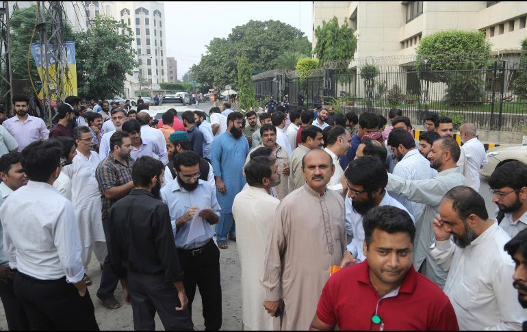 Las personas esperan afuera de los edificios tras el temblor percibido en varias ciudades del país. AP / ARCHIVO