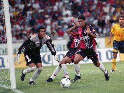 El hoy comentarista afirma que nunca se sintió agredido por los gritos que recibió desde las gradas, al contrario, siempre lo tomó como un impulso para atajar más balones. EL INFORMADOR / ARCHIVO