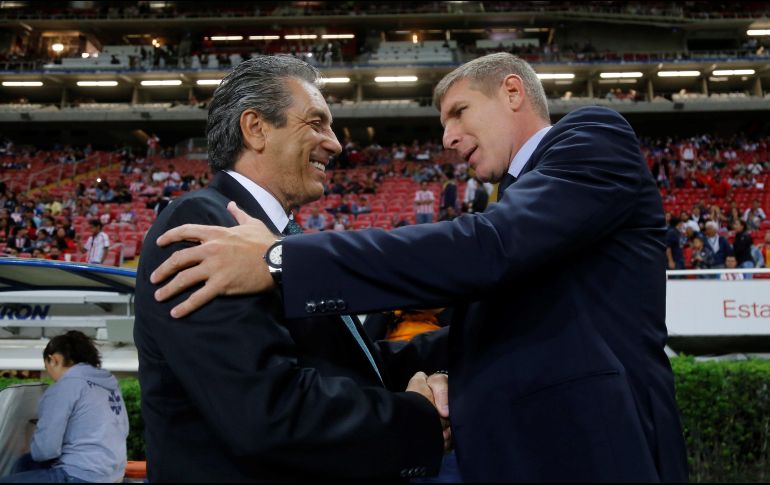 Tomás Boy (izq) se quedó muy corto en lo estratégico ante Martín Palermo (der). EFE