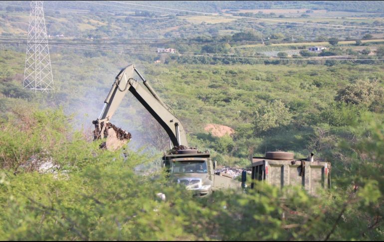 Militares escarban  en el basurero ubicado en la localidad de Tepecoacuilco, Guerrero. EFE/F. Meza