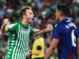 Loren (izq.) se convirtió en el héroe del Betis, al marcar dos tantos ayer ante el Levante. EFE / J. Muñoz