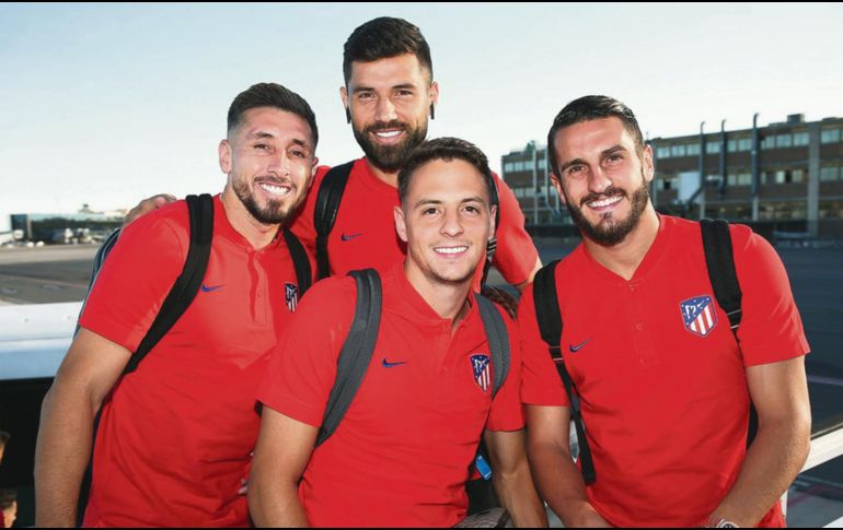 Héctor Herrera (izquierda) viajó con el equipo rojiblanco. Edson Álvarez, en el ''11 ideal'' de la J1 de la Champions. @ATLETI