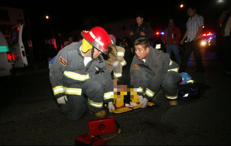 Paramédicos confirman que dos personas habían fallecido, una mujer de 33 años y un menor de 14 años; viajaban en la camioneta. EL INFORMADOR/ ARCHIVO