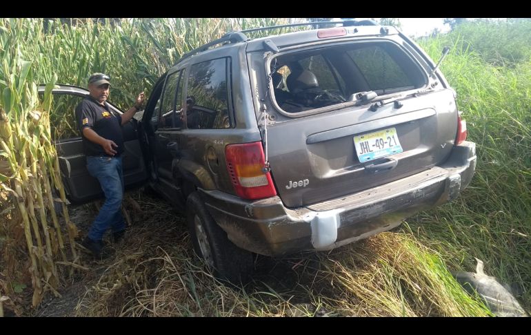 Los rescatistas encontraron lesionados a los dos oficiales que tripulaban la patrulla, ambos en estado regular. ESPECIAL/ Protección Civil Jalisco