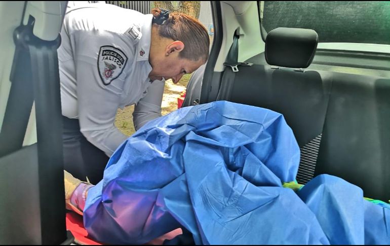 La comandante Blanca Minerva auxilió a la mujer en el lugar para recibir a la bebé. ESPECIAL