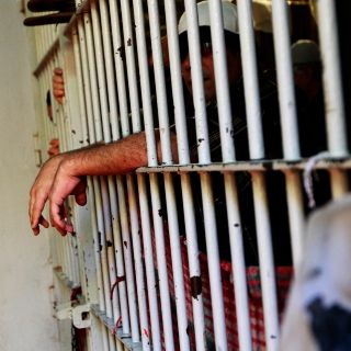 Con brazaletes, dos mil reos cumplirán sus condenas fuera de prisión