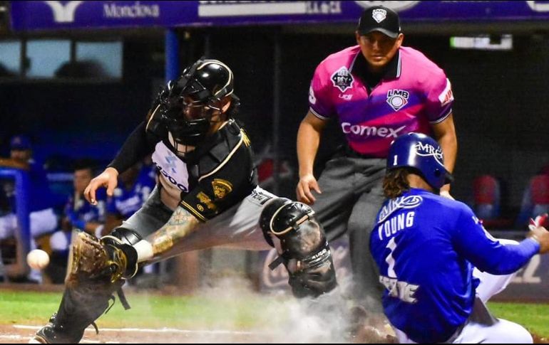 El jardinero central de Monclova, Eric young Jr., se barre en home. FACEBOOK/leonesdeyucatan