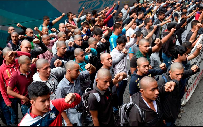 Estudiantes y parientes de los 43 protestan en la Ciudad de México para que se esclarezca el caso. AFP/A. Estrella