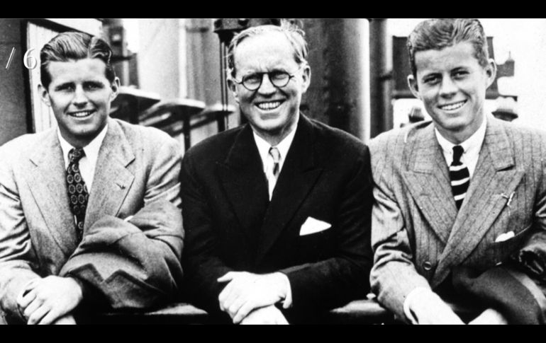 Joseph Patrick Kennedy con sus hijos Robert y John Fitzgerald.