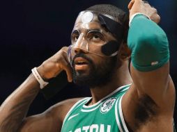 Irving ya usó una máscara hace un par de años tras sufrir una fractura en el rostro. AFP